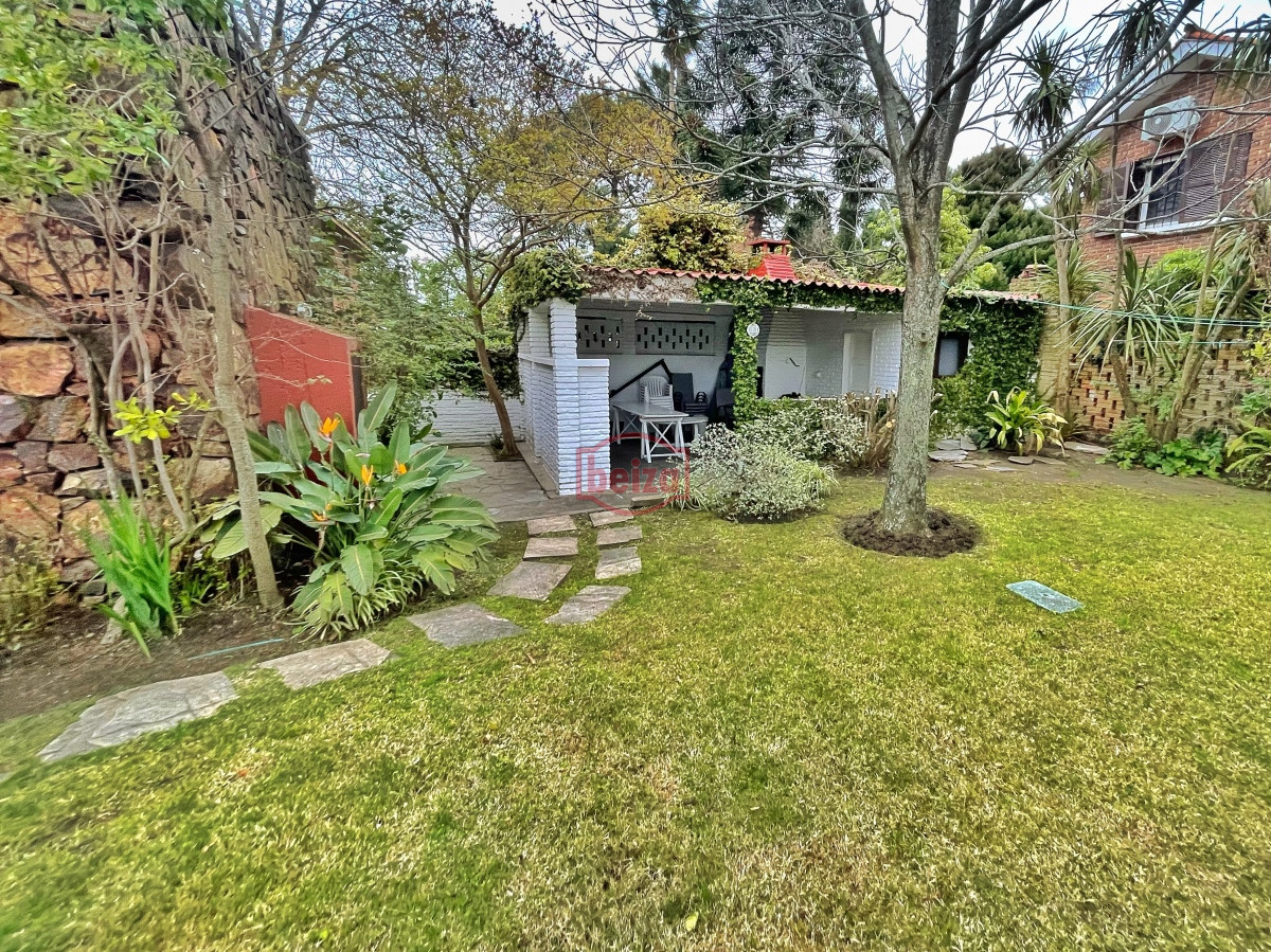 Casa ID.165951/Casa-en-alquiler-temporario-Playa-Mansa-4-dormitorios - Casa en Pinares, 3 dormitorios *