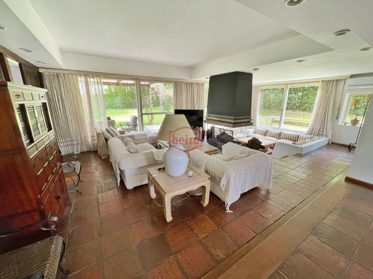 Casa ID.165978/Alquiler-temporario-de-Casa-4-DORMITORIOS-en-GOLF,-PUNTA-DEL-ESTE - Casa en Mansa, 4 dormitorios y dependencia, piscina, barbacoa. Alquiler de temporada