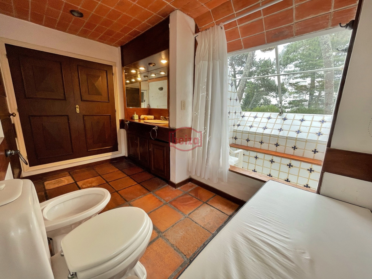 Casa ID.165978/Alquiler-temporario-de-Casa-4-DORMITORIOS-en-GOLF,-PUNTA-DEL-ESTE - Casa en Mansa, 4 dormitorios y dependencia, piscina, barbacoa. Alquiler de temporada