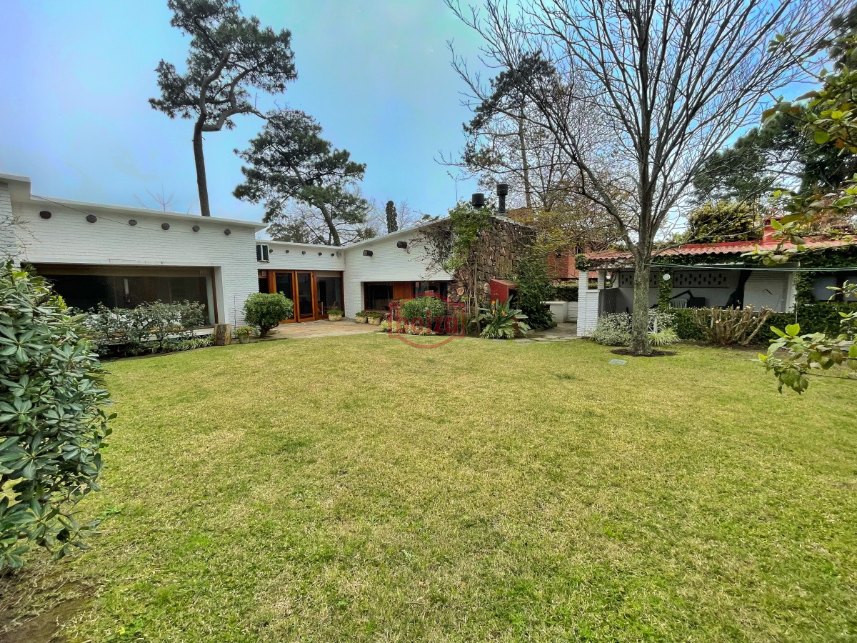 Casa ID.165951/Casa-en-alquiler-temporario-Playa-Mansa-4-dormitorios - Casa en Pinares, 3 dormitorios *