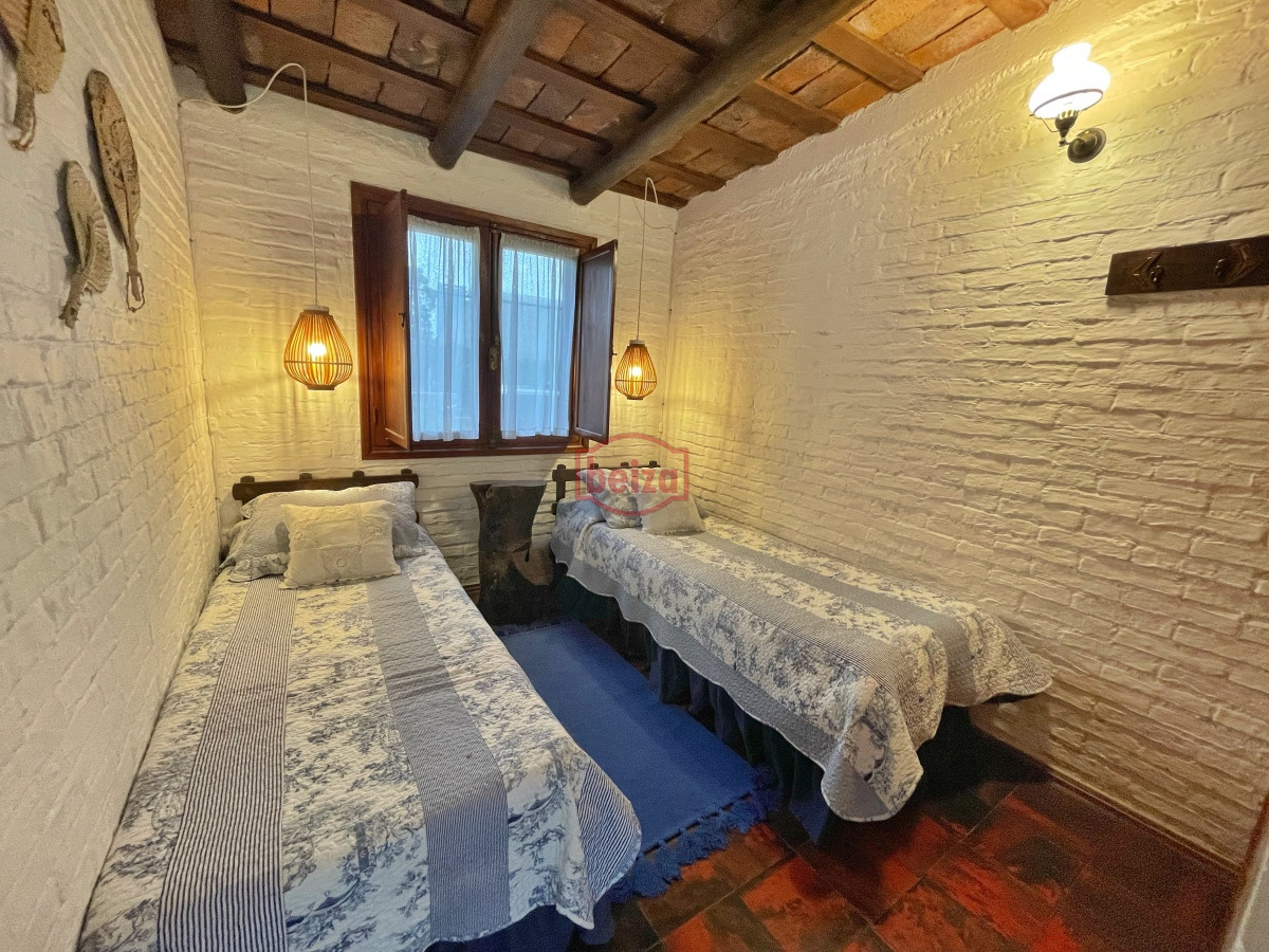 Casa ID.165951/Casa-en-alquiler-temporario-Playa-Mansa-4-dormitorios - Casa en Pinares, 3 dormitorios *