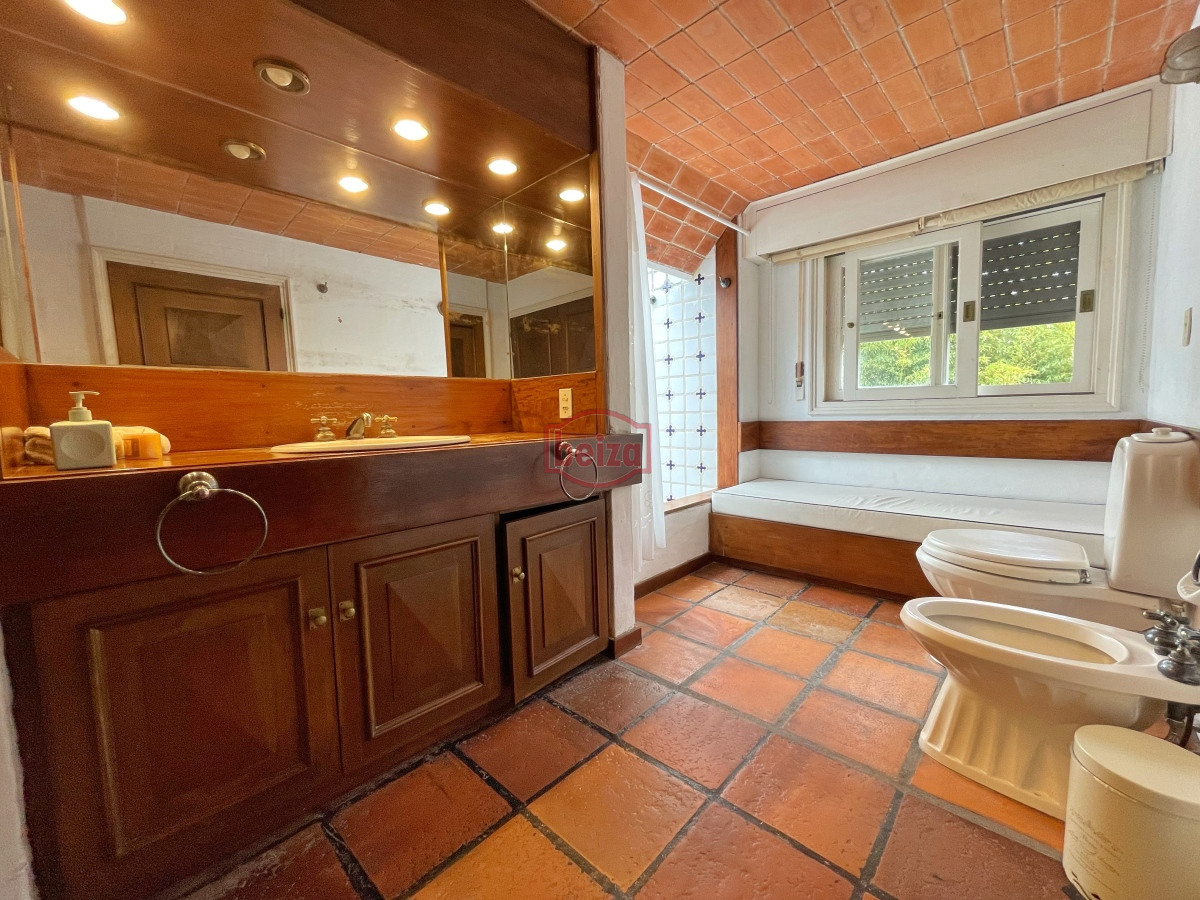 Casa ID.165978/Alquiler-temporario-de-Casa-4-DORMITORIOS-en-GOLF,-PUNTA-DEL-ESTE - Casa en Mansa, 4 dormitorios y dependencia, piscina, barbacoa. Alquiler de temporada