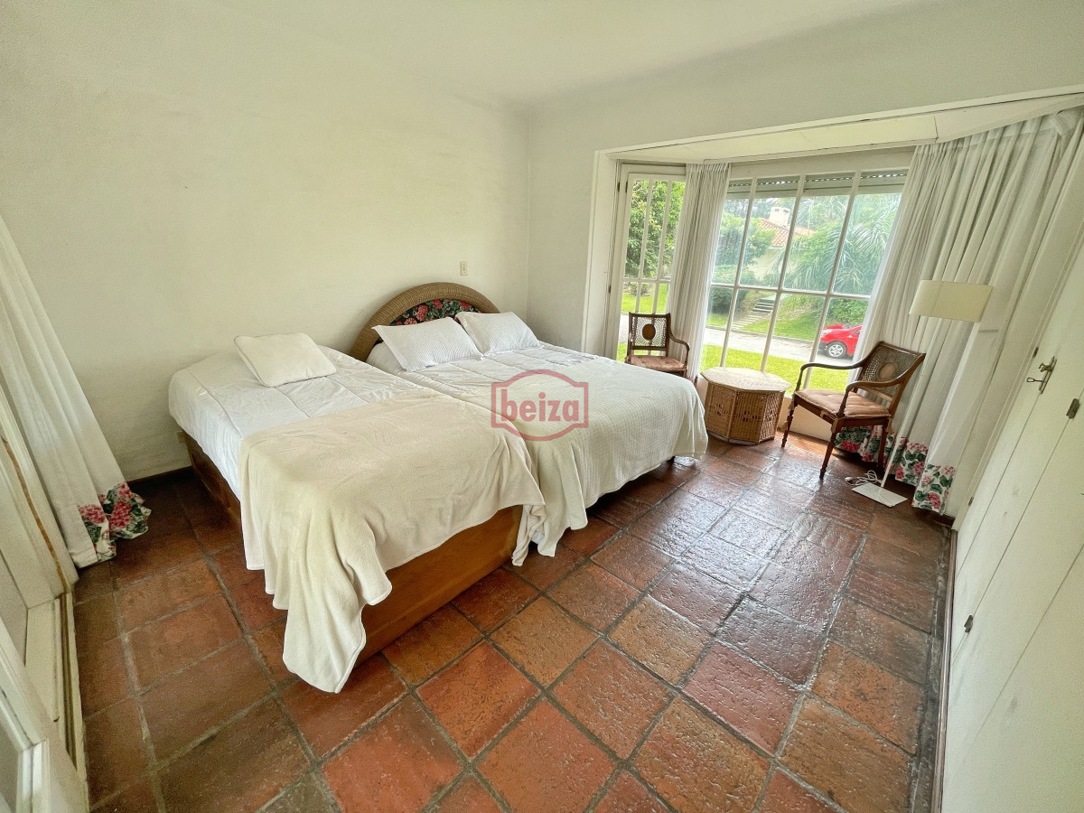 Casa ID.165978/Alquiler-temporario-de-Casa-4-DORMITORIOS-en-GOLF,-PUNTA-DEL-ESTE - Casa en Mansa, 4 dormitorios y dependencia, piscina, barbacoa. Alquiler de temporada