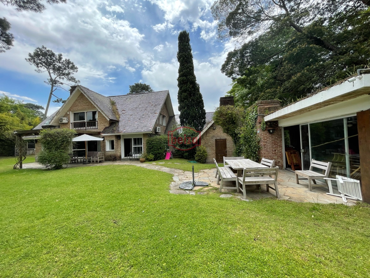 Casa ID.165978/Alquiler-temporario-de-Casa-4-DORMITORIOS-en-GOLF,-PUNTA-DEL-ESTE - Casa en Mansa, 4 dormitorios y dependencia, piscina, barbacoa. Alquiler de temporada