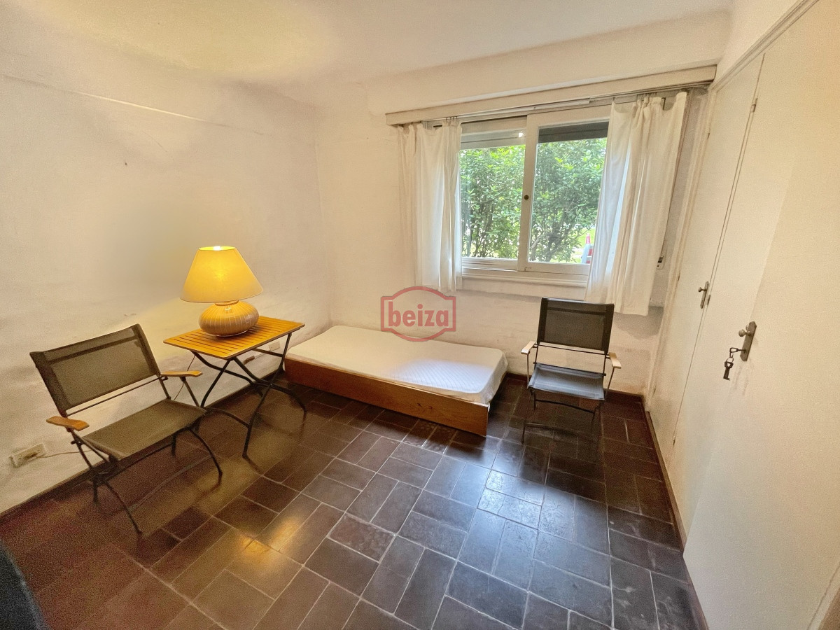 Casa ID.165978/Alquiler-temporario-de-Casa-4-DORMITORIOS-en-GOLF,-PUNTA-DEL-ESTE - Casa en Mansa, 4 dormitorios y dependencia, piscina, barbacoa. Alquiler de temporada