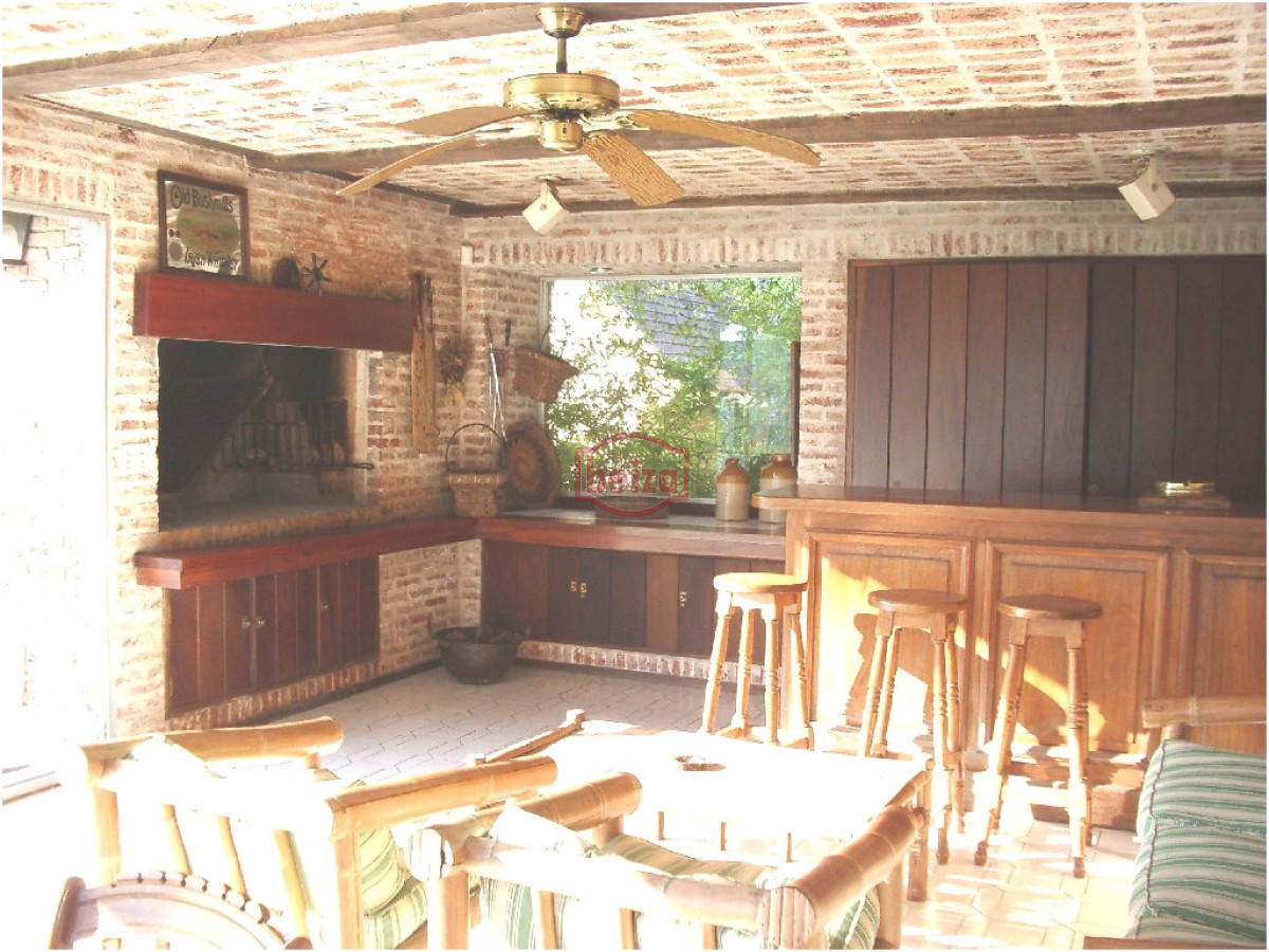 Casa ID.165978/Alquiler-temporario-de-Casa-4-DORMITORIOS-en-GOLF,-PUNTA-DEL-ESTE - Casa en Mansa, 4 dormitorios y dependencia, piscina, barbacoa. Alquiler de temporada