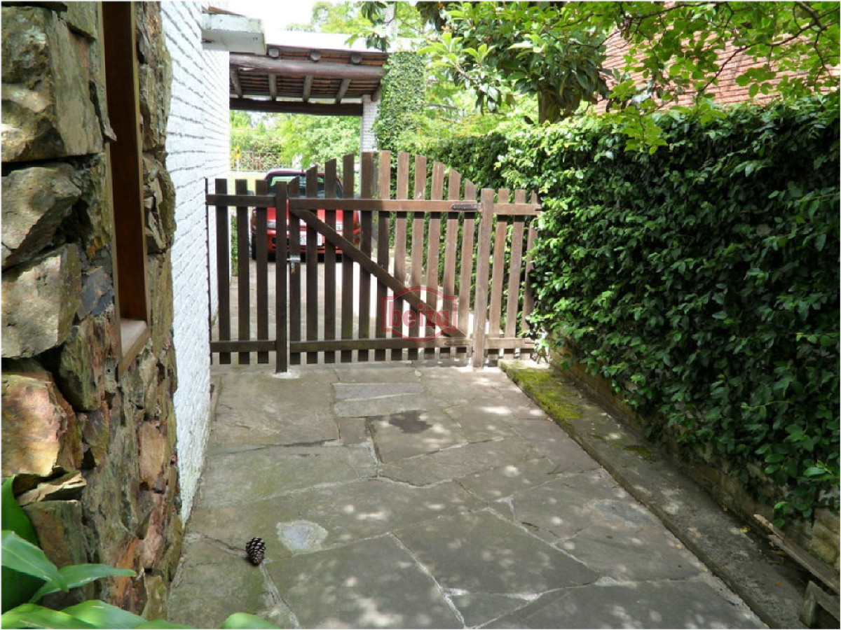 Casa ID.165951/Casa-en-alquiler-temporario-Playa-Mansa-4-dormitorios - Casa en Pinares, 3 dormitorios *