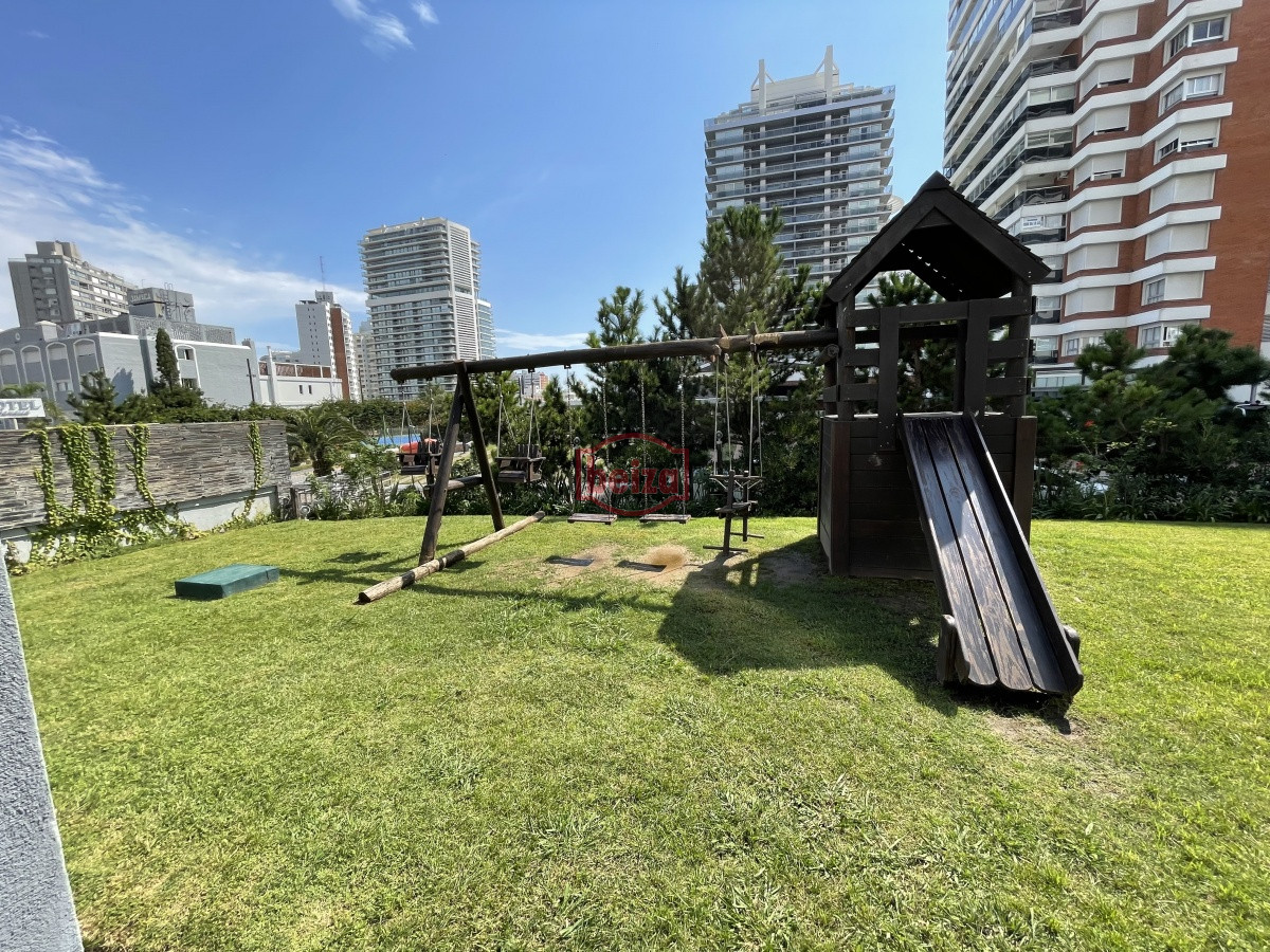 Apartamento ID.164741/Excelente-apartamento-en-torre-de-primera-categoría - A metros de la Brava