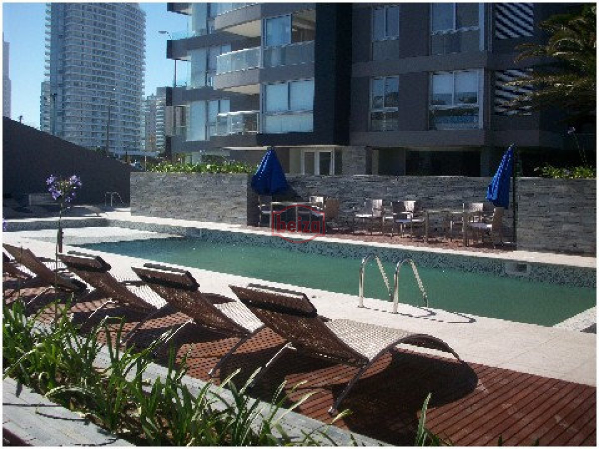 Apartamento ID.166399/Alquiler-de-apartamento-de-3-dormitorios-y-dependencia-en-Punta-del-Este - Excelente ubicacion , a 2 cuadras mar