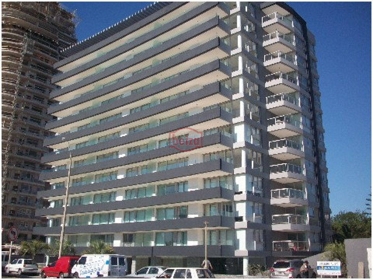 Apartamento ID.166399/Alquiler-de-apartamento-de-3-dormitorios-y-dependencia-en-Punta-del-Este - Excelente ubicacion , a 2 cuadras mar