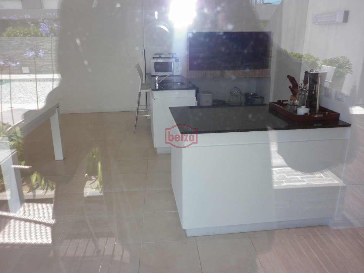 Apartamento ID.166399/Alquiler-de-apartamento-de-3-dormitorios-y-dependencia-en-Punta-del-Este - Excelente ubicacion , a 2 cuadras mar