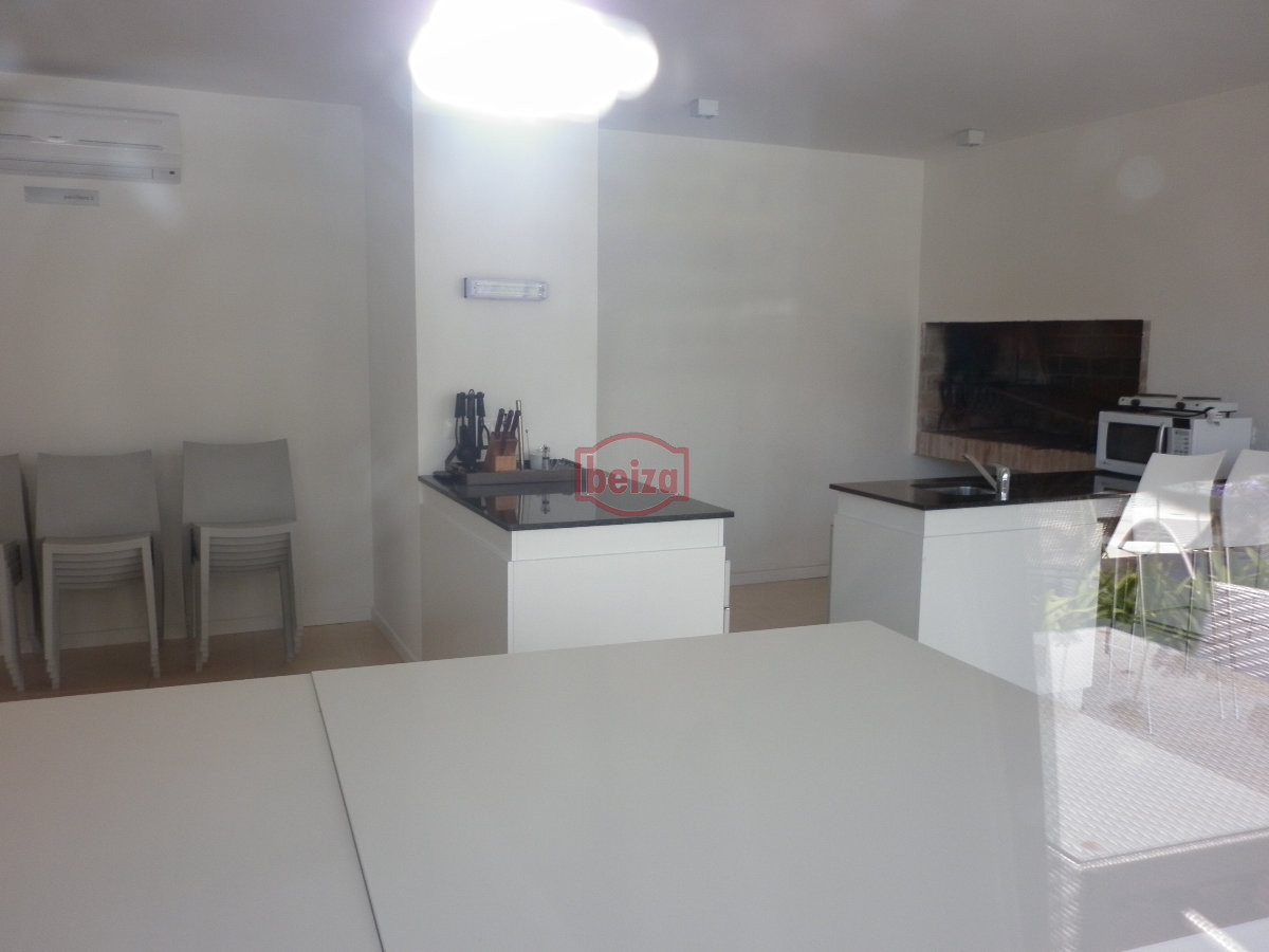 Apartamento ID.166399/Alquiler-de-apartamento-de-3-dormitorios-y-dependencia-en-Punta-del-Este - Excelente ubicacion , a 2 cuadras mar
