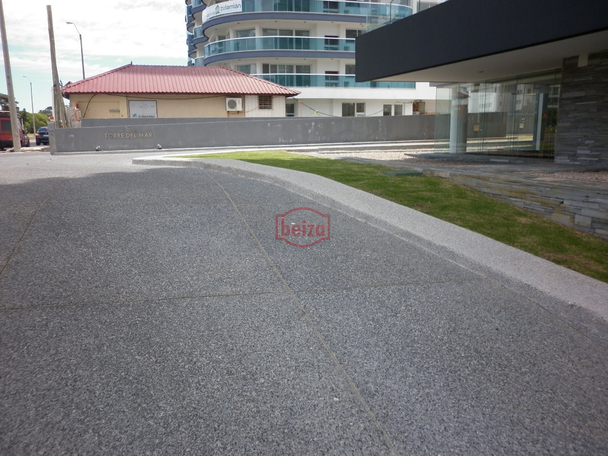 Apartamento ID.166399/Alquiler-de-apartamento-de-3-dormitorios-y-dependencia-en-Punta-del-Este - Excelente ubicacion , a 2 cuadras mar