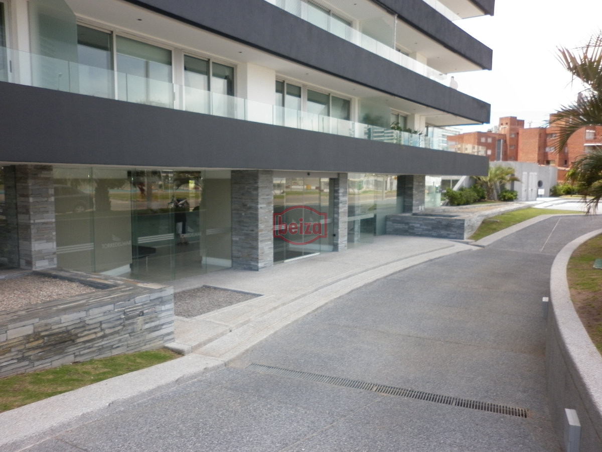 Apartamento ID.166399/Alquiler-de-apartamento-de-3-dormitorios-y-dependencia-en-Punta-del-Este - Excelente ubicacion , a 2 cuadras mar