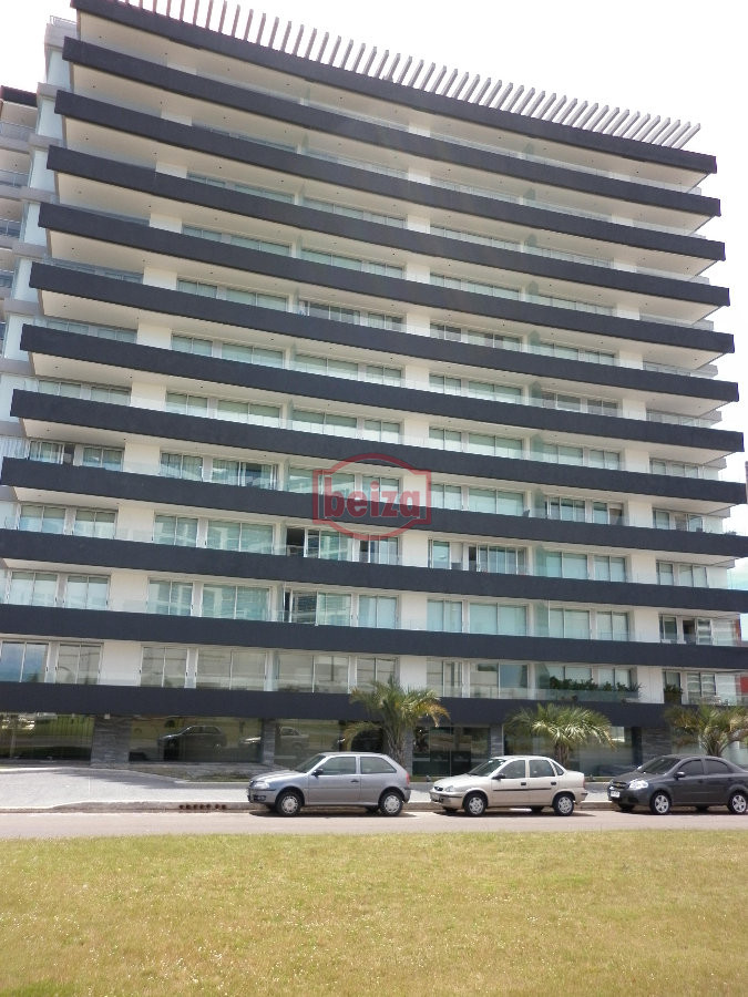 Apartamento ID.166399/Alquiler-de-apartamento-de-3-dormitorios-y-dependencia-en-Punta-del-Este - Excelente ubicacion , a 2 cuadras mar