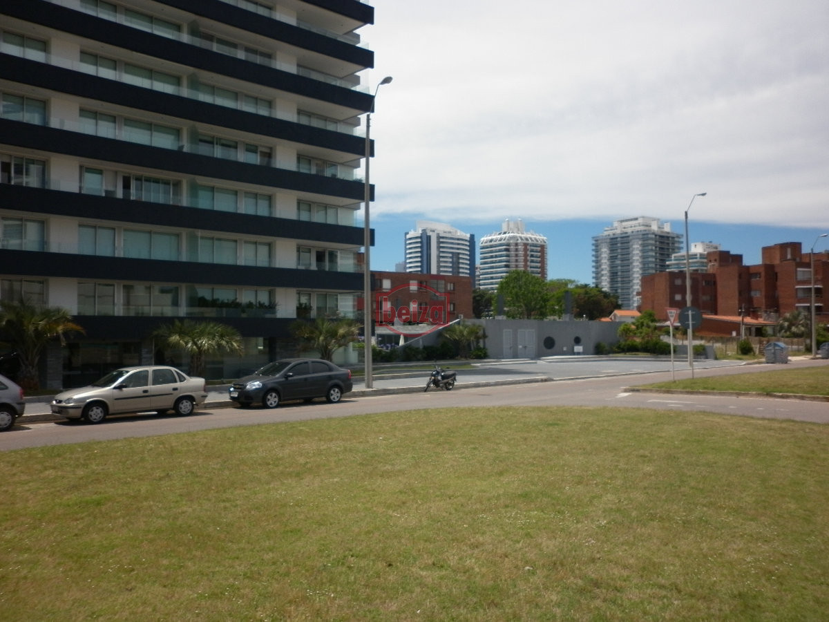 Apartamento ID.166399/Alquiler-de-apartamento-de-3-dormitorios-y-dependencia-en-Punta-del-Este - Excelente ubicacion , a 2 cuadras mar