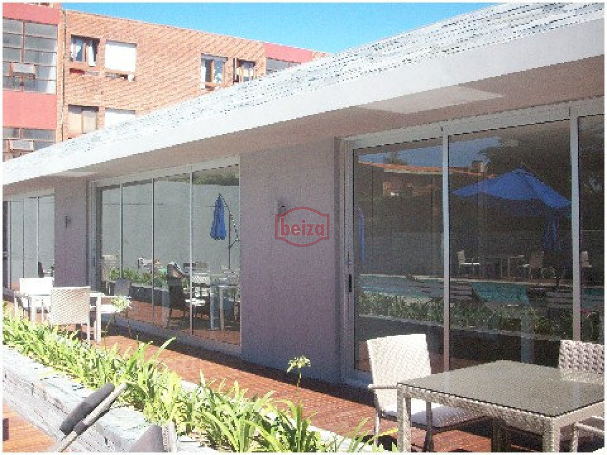 Apartamento ID.166399/Alquiler-de-apartamento-de-3-dormitorios-y-dependencia-en-Punta-del-Este - Excelente ubicacion , a 2 cuadras mar