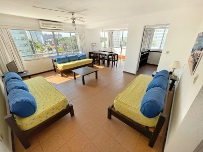 Apartamento en venta Punta del Este 2 dormitorios 2 baños amplios y living comedor con cocina integrada muy amplio