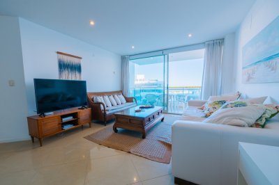 VENTA DE APARTAMENTO DE 3 DORMITORIOS Y SERVICIO EN EDIFICIO SOL Y LUNA PUNTA DEL ESTE
