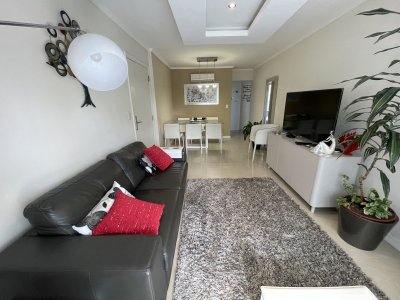 VENTA DE APARTAMENTO DE 2 DORMITORIOS EN EDIFICIO CASINO TOWER PUNTA DEL ESTE 