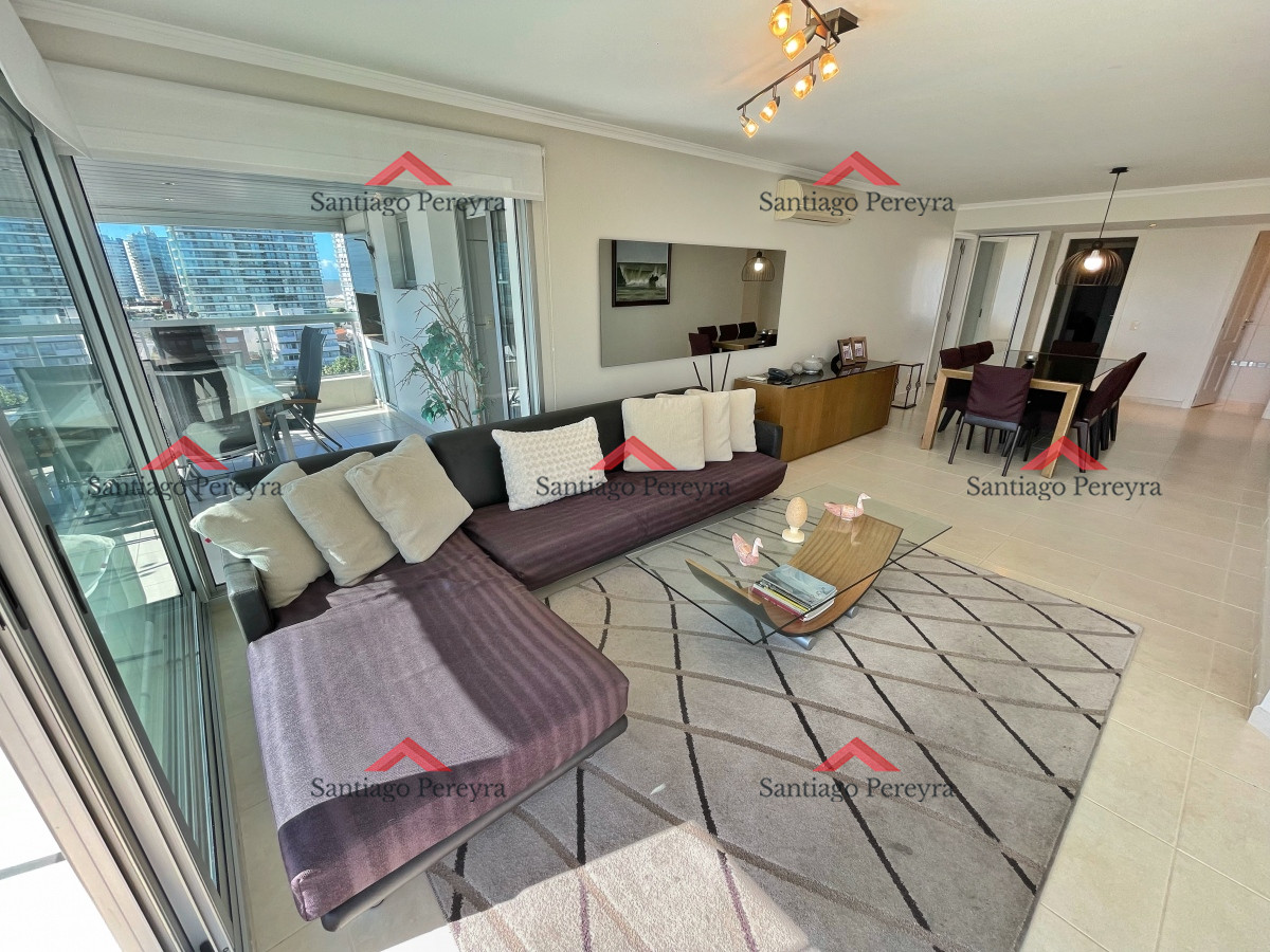Apartamento ID.3082 - Amplio apartamento en venta, 3 dormitorios y dependencia, terraza con parrillero cerrada, excelentes amenities, zona Conrad a metros de playa mansa