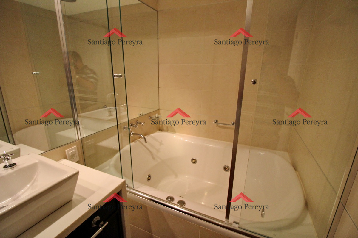 Apartamento ID.11438 - Apartamento de 3 dormitorios, primera linea frente al mar, en alquiler y venta, Punta del Este