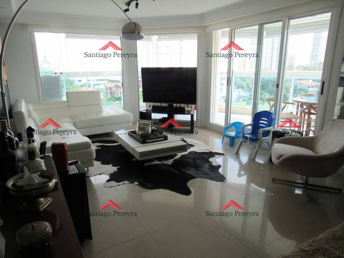 Apartamento ID.6276 - Amplia planta con vista al mar en edificio de primera categoría