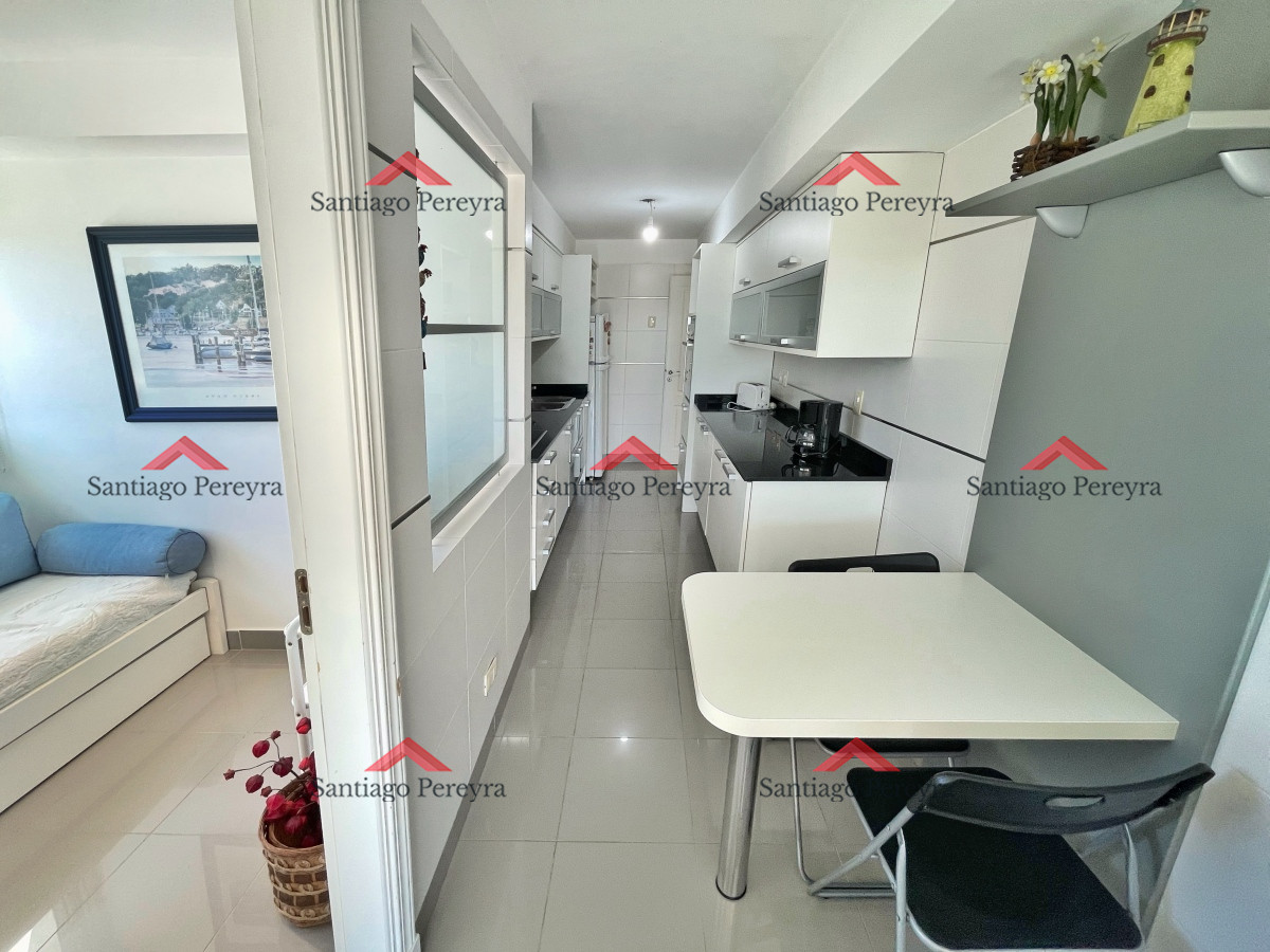 Apartamento ID.3082 - Amplio apartamento en venta, 3 dormitorios y dependencia, terraza con parrillero cerrada, excelentes amenities, zona Conrad a metros de playa mansa