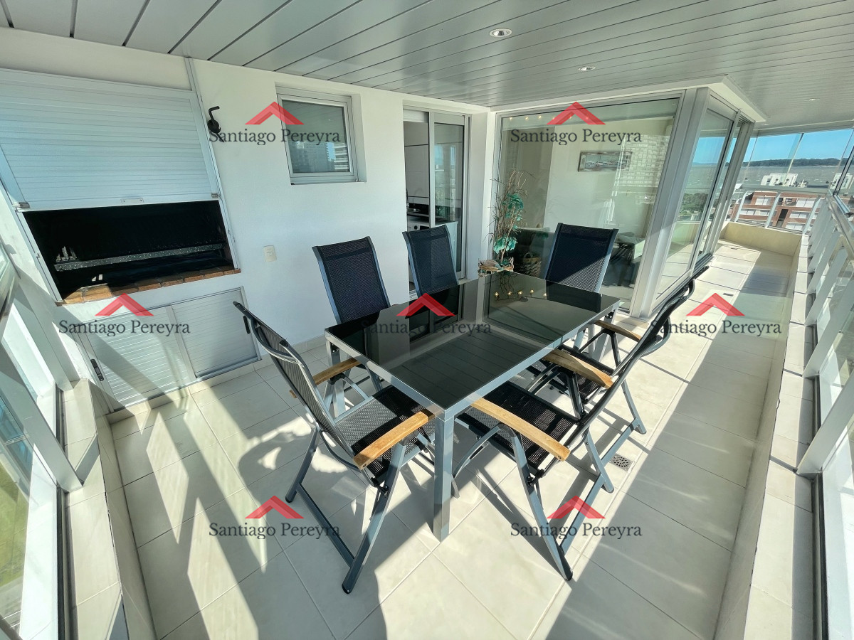 Apartamento ID.3082 - Amplio apartamento en venta, 3 dormitorios y dependencia, terraza con parrillero cerrada, excelentes amenities, zona Conrad a metros de playa mansa