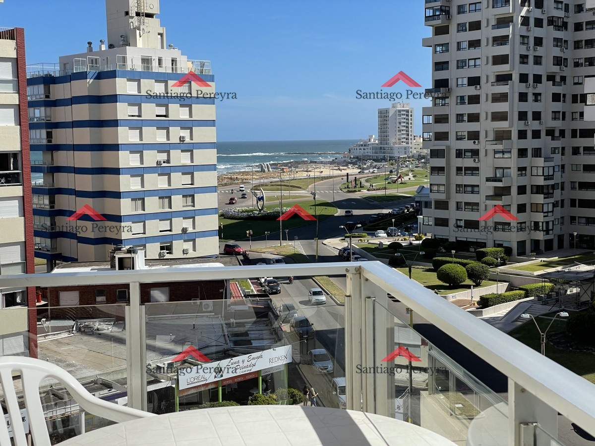 Apartamento ID.1039 - En alquiler de temporada, 2 dormitorios con vista a la isla, mucama y amenities completos a metros de la playa 