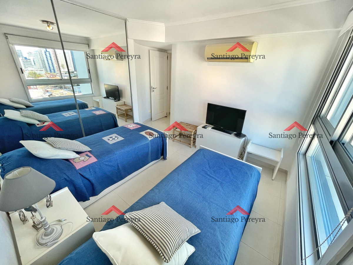 Apartamento ID.3082 - Amplio apartamento en venta, 3 dormitorios y dependencia, terraza con parrillero cerrada, excelentes amenities, zona Conrad a metros de playa mansa