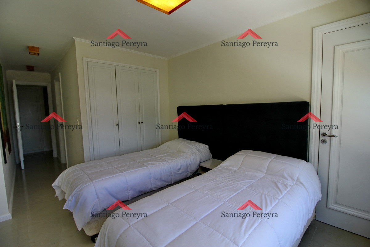Apartamento ID.11438 - Apartamento de 3 dormitorios, primera linea frente al mar, en alquiler y venta, Punta del Este