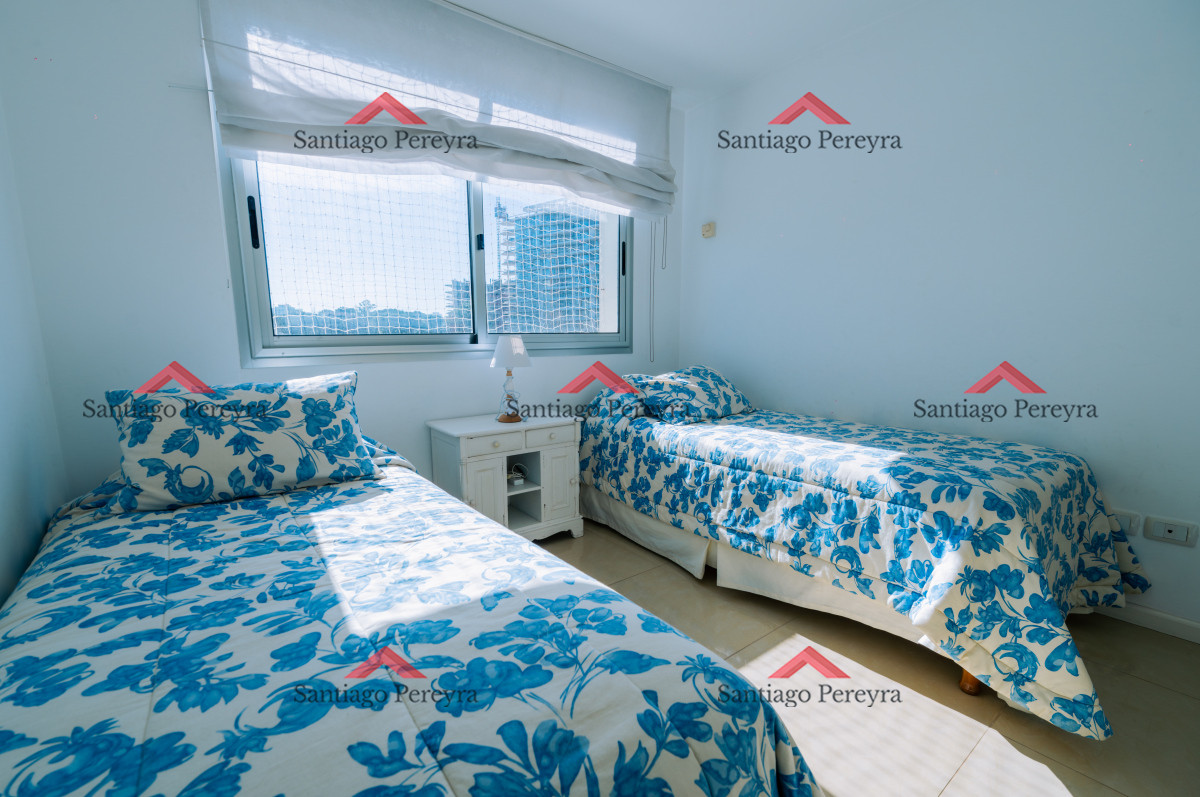 Apartamento ID.12858 - Amplio Apartamento de 3 dormitorios + dependencia a 100 metros Del Mar