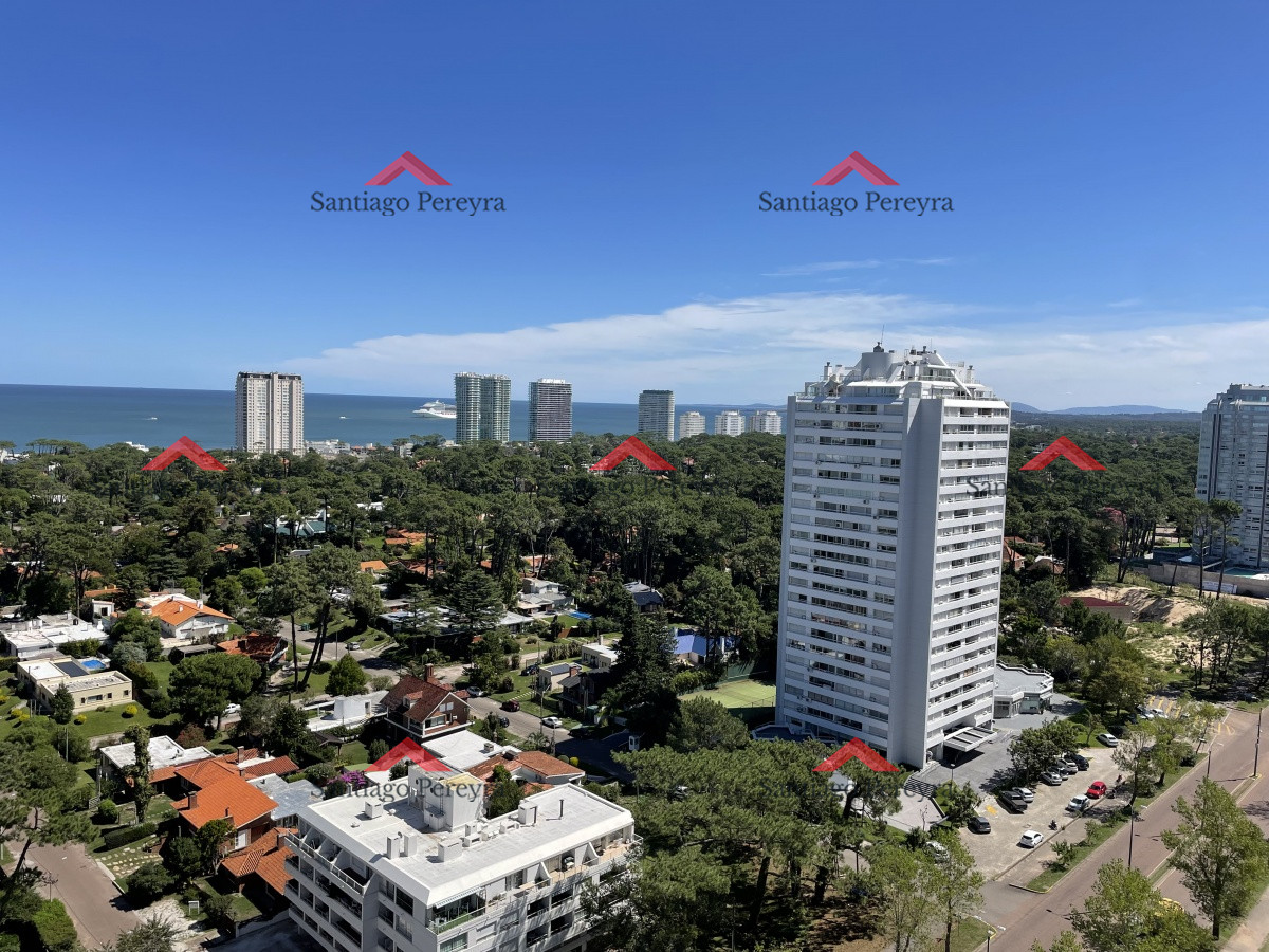 Apartamento ID.14018 - Penthouse con hermosa vista en venta, 3 dormitorios, cocina definida y lavadero, excelentes amenities y vista a amplia a la mansa