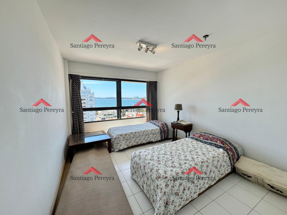 Apartamento ID.16892 - Apartamento en Venta de Cuatro Dormitorios y Dependencia 