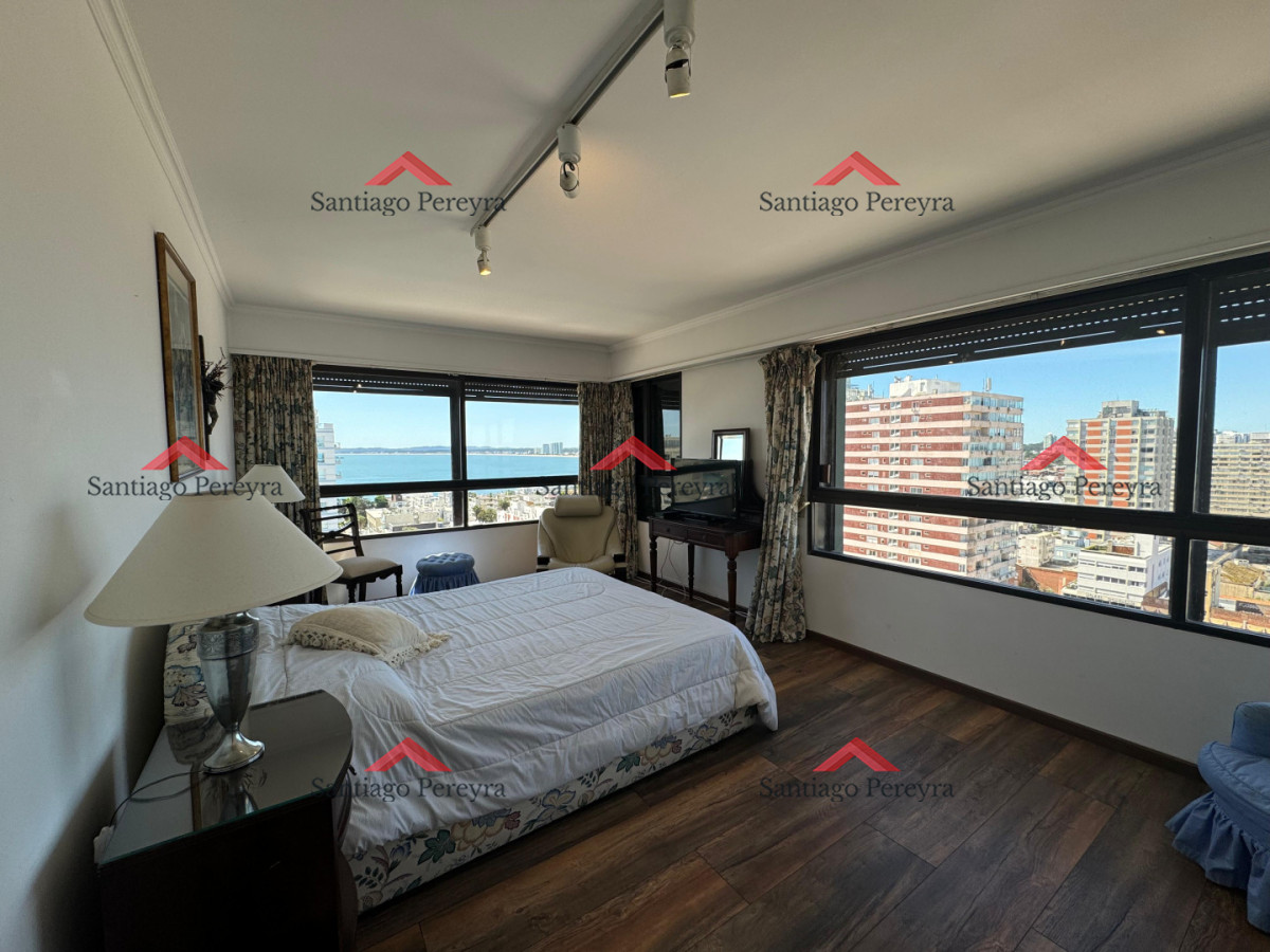 Apartamento ID.16892 - Apartamento en Venta de Cuatro Dormitorios y Dependencia 