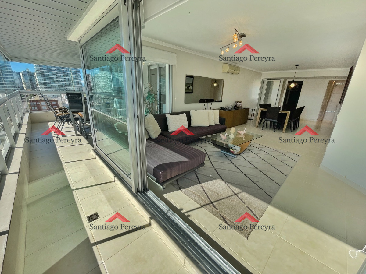 Apartamento ID.3082 - Amplio apartamento en venta, 3 dormitorios y dependencia, terraza con parrillero cerrada, excelentes amenities, zona Conrad a metros de playa mansa