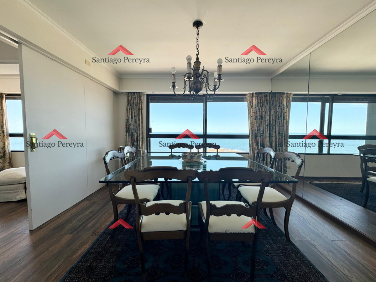 Apartamento ID.16892 - Apartamento en Venta de Cuatro Dormitorios y Dependencia 