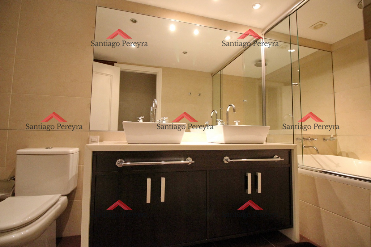Apartamento ID.11438 - Apartamento de 3 dormitorios, primera linea frente al mar, en alquiler y venta, Punta del Este