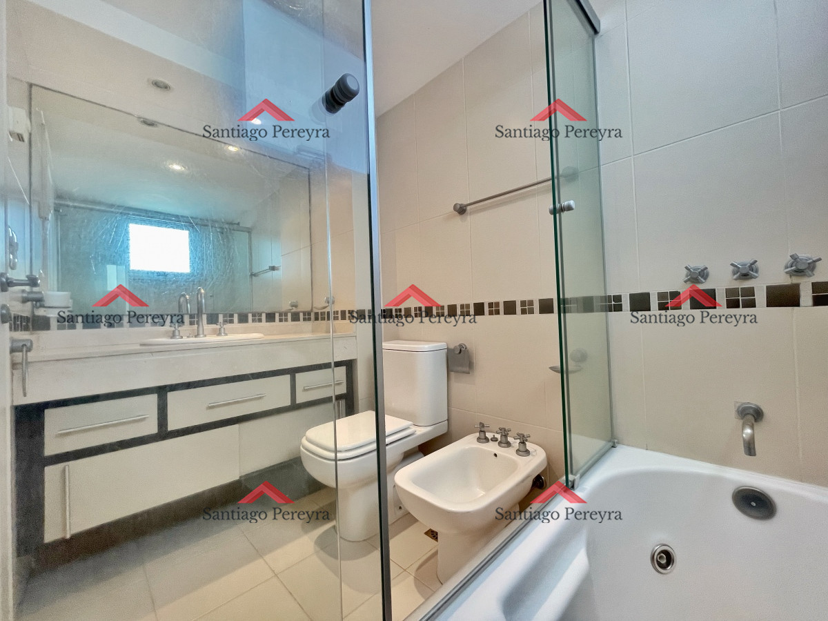 Apartamento ID.3082 - Amplio apartamento en venta, 3 dormitorios y dependencia, terraza con parrillero cerrada, excelentes amenities, zona Conrad a metros de playa mansa