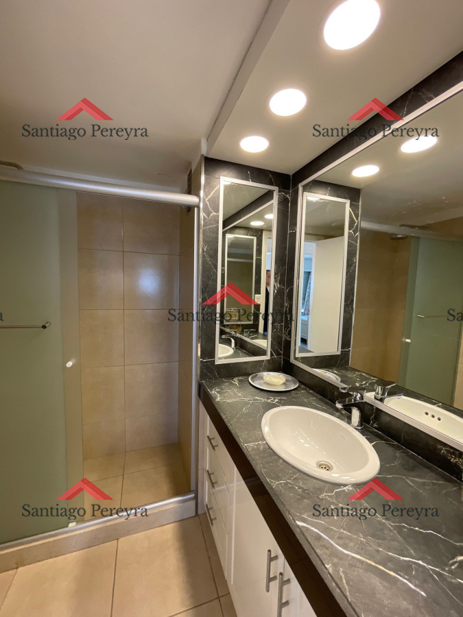 Apartamento ID.16369 - APARTAMENTO UBICADO EN EL CORAZON DE PUNTA DEL ESTE CON VISTA AL MAR