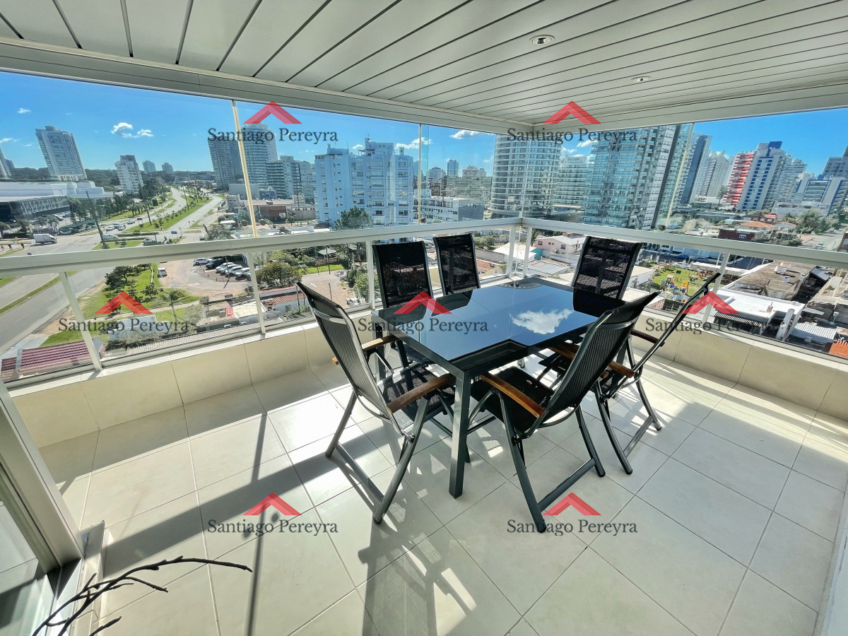 Apartamento ID.3082 - Amplio apartamento en venta, 3 dormitorios y dependencia, terraza con parrillero cerrada, excelentes amenities, zona Conrad a metros de playa mansa