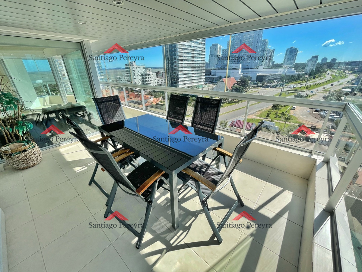 Apartamento ID.3082 - Amplio apartamento en venta, 3 dormitorios y dependencia, terraza con parrillero cerrada, excelentes amenities, zona Conrad a metros de playa mansa