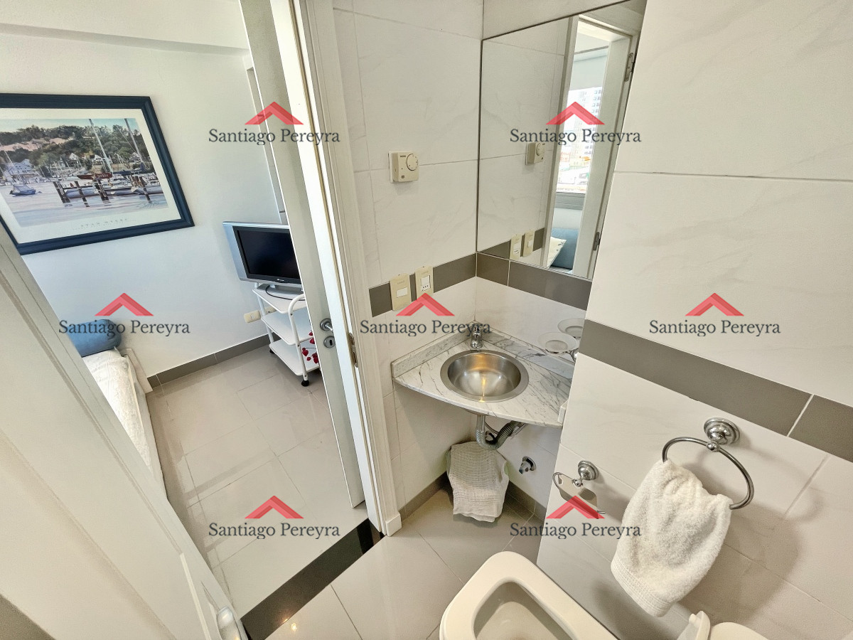 Apartamento ID.3082 - Amplio apartamento en venta, 3 dormitorios y dependencia, terraza con parrillero cerrada, excelentes amenities, zona Conrad a metros de playa mansa