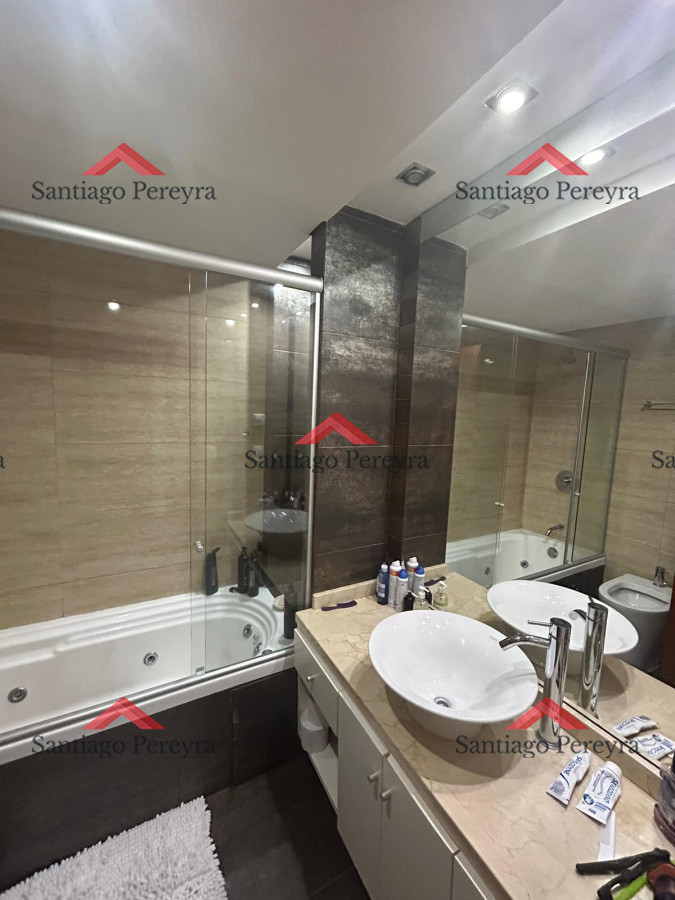 Apartamento ID.15862 - Apartamento de 2 dormitorios en torre de categoría a 1 cuadra de Playa Mansa