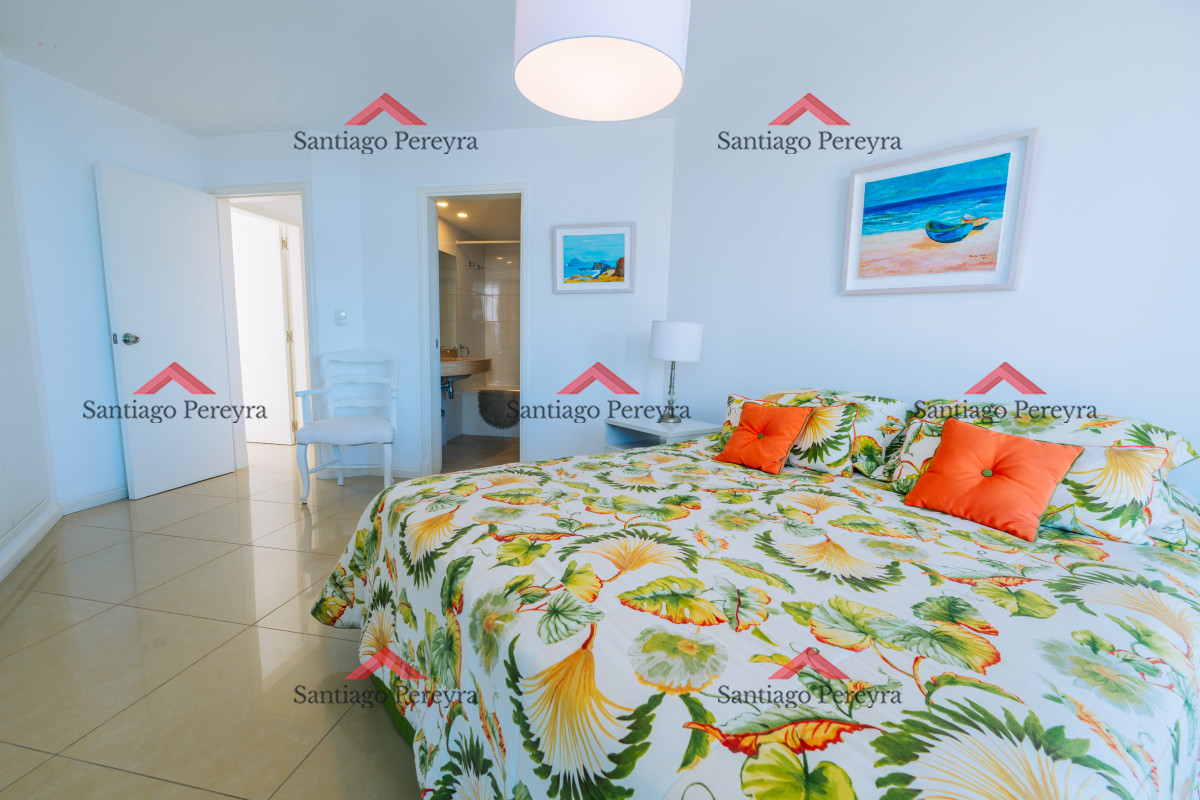 Apartamento ID.12858 - Amplio Apartamento de 3 dormitorios + dependencia a 100 metros Del Mar