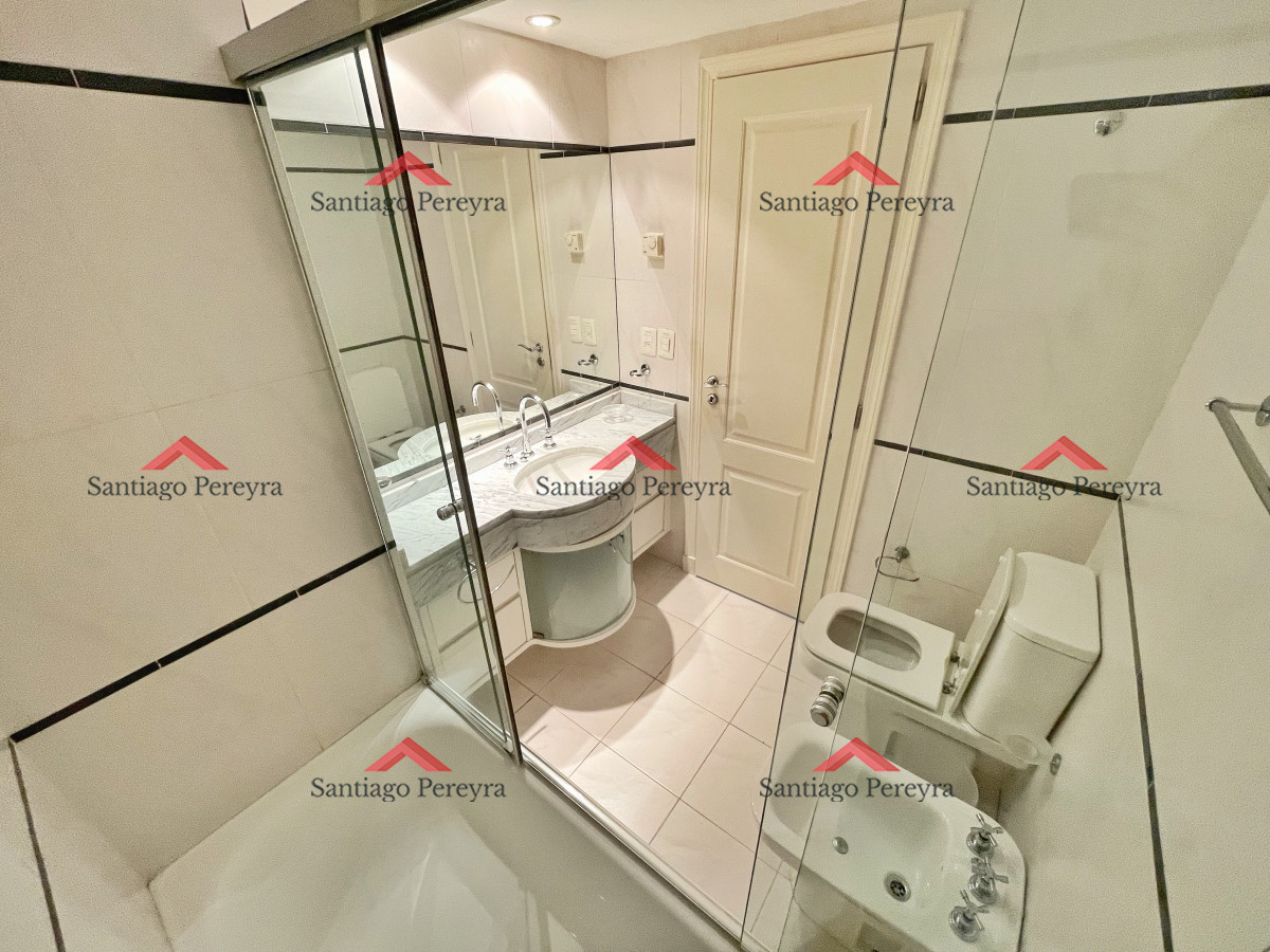 Apartamento ID.3082 - Amplio apartamento en venta, 3 dormitorios y dependencia, terraza con parrillero cerrada, excelentes amenities, zona Conrad a metros de playa mansa