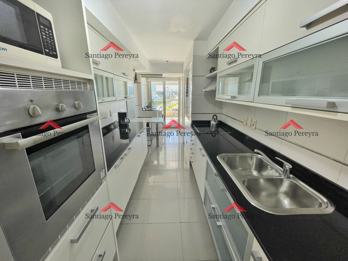 Apartamento ID.3082 - Amplio apartamento en venta, 3 dormitorios y dependencia, terraza con parrillero cerrada, excelentes amenities, zona Conrad a metros de playa mansa
