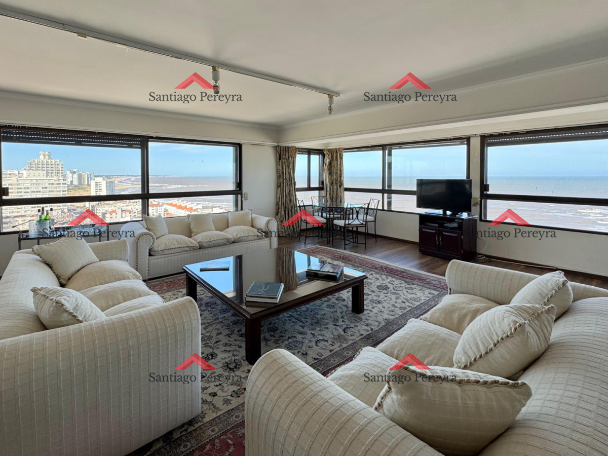 Apartamento ID.16892 - Apartamento en Venta de Cuatro Dormitorios y Dependencia 