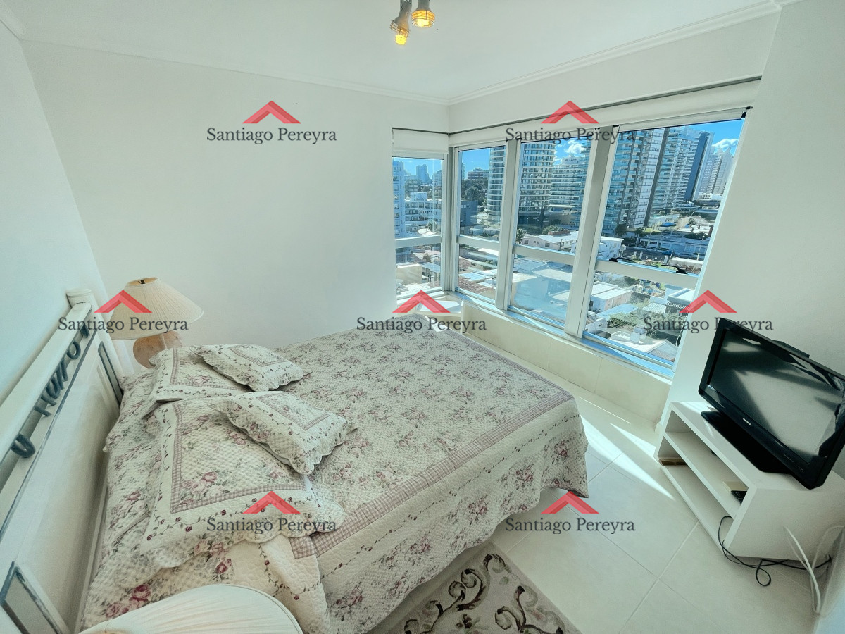 Apartamento ID.3082 - Amplio apartamento en venta, 3 dormitorios y dependencia, terraza con parrillero cerrada, excelentes amenities, zona Conrad a metros de playa mansa